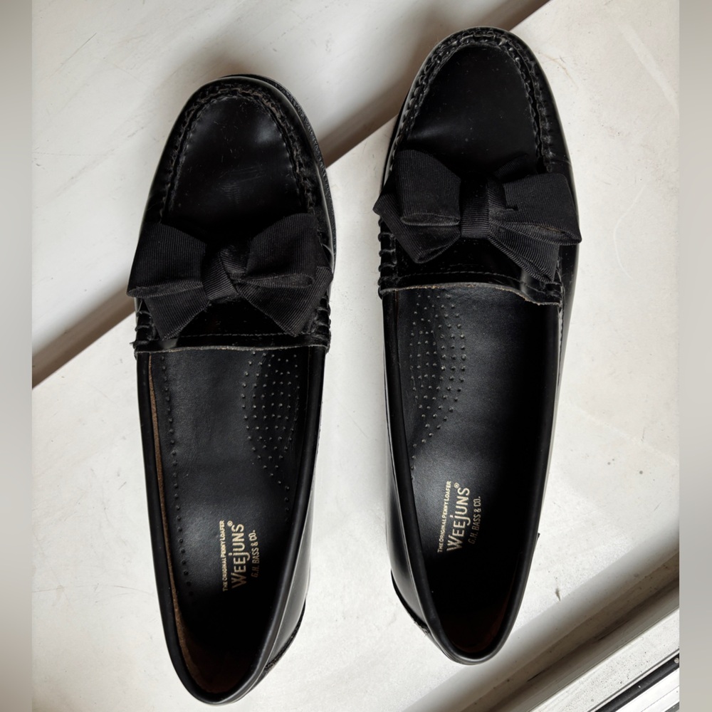 G.H. BASS Weejuns Black Loafers with Lillian Bow size 8M